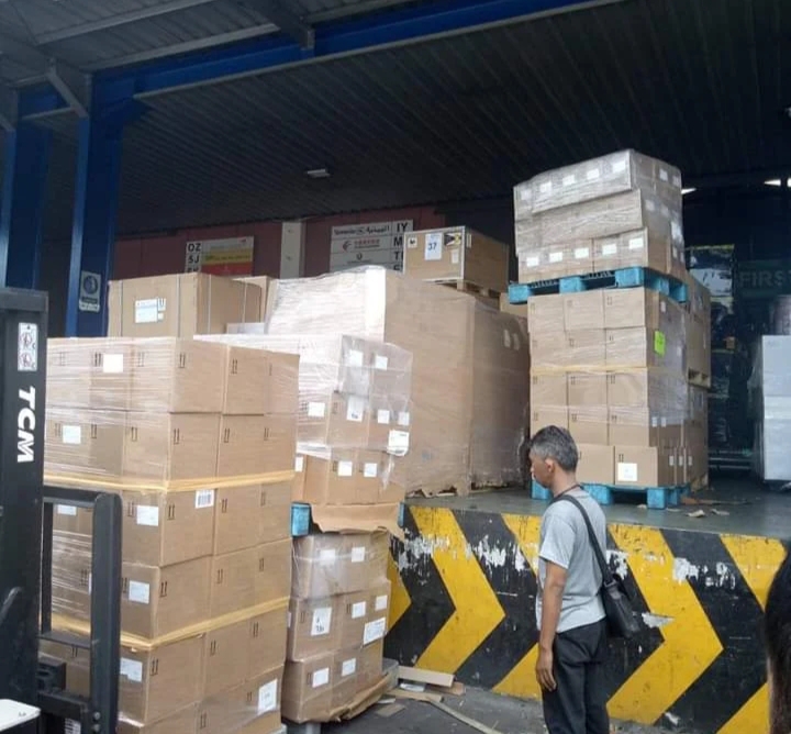 Aktivitas Bongkar Muat Barang di Gudang Distribusi Kami
